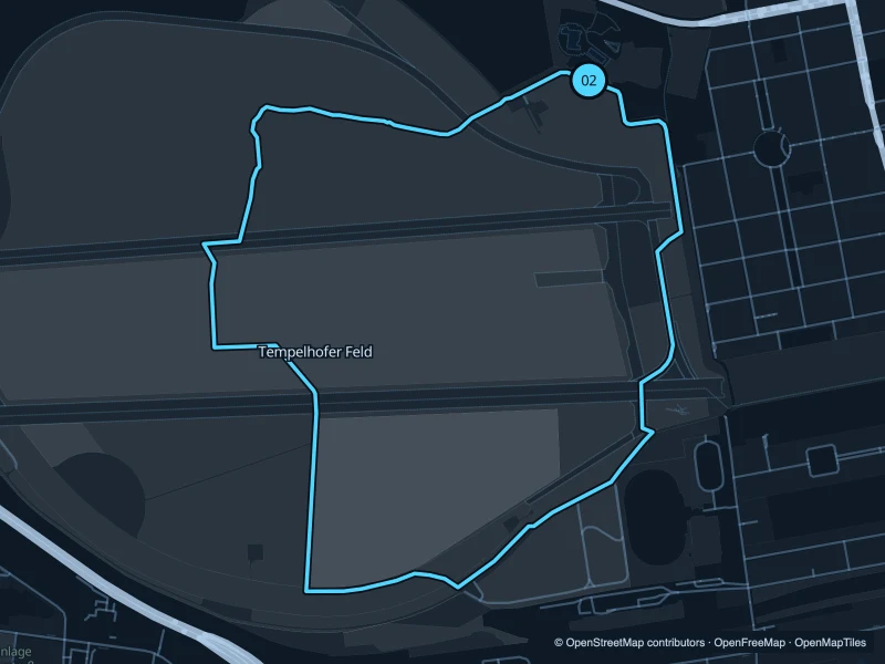 Map of the 4.8 km Tempelhofer Feld run, with start and finish marked 02.