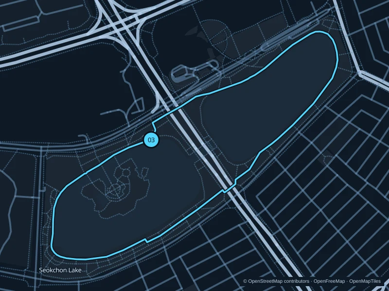 Mapa de la ruta de 2,3 km por el lago Seokchon, con inicio y final marcados con 03.